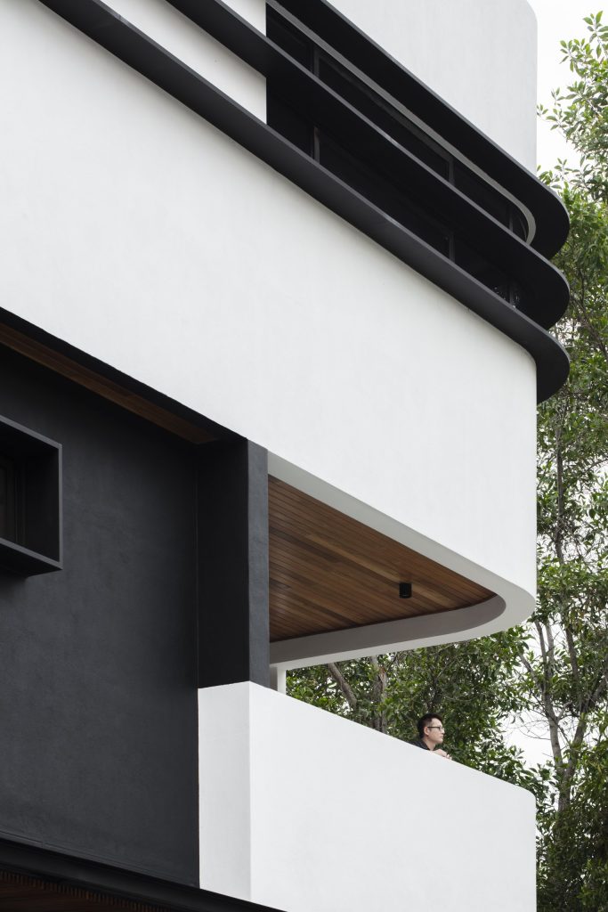 Fillet House: curved facade and recessed outdoor space.